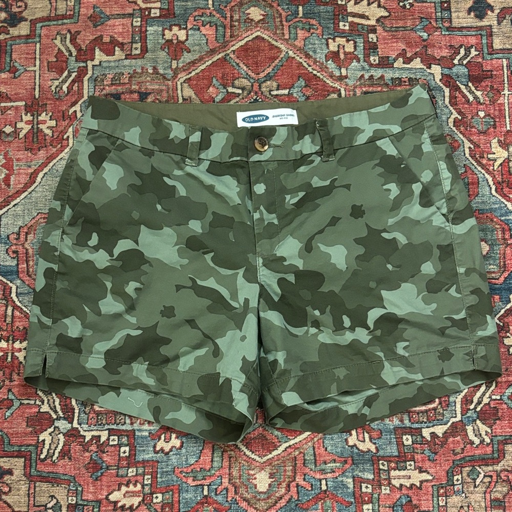 Old Navy Women’s Olive Green Mid-rise Camo Shorts w 2 pockets